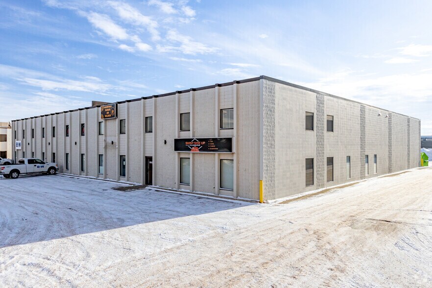17611-17615 105th Ave NW, Edmonton, AB à louer - Photo principale – Image 1 sur 3