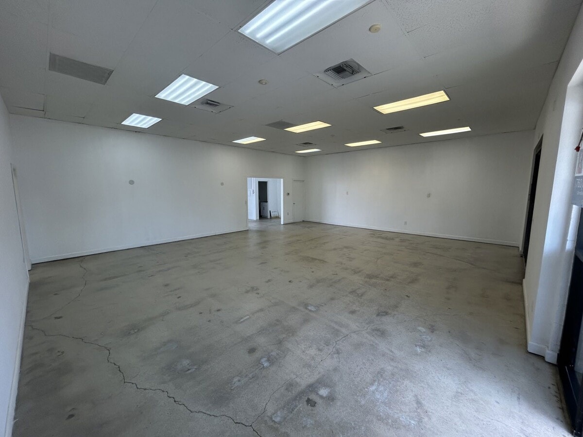 120 N Pacific St, San Marcos, CA 92069 - Lot C-1 - - Photo intérieure - Image 2 of 6