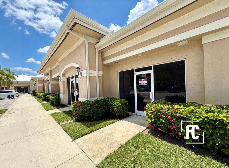 563-617 SE Central Pky, Stuart, FL à louer - Photo de l’immeuble – Image 3 sur 27