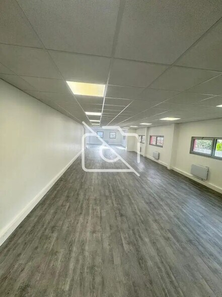 Industriel/Logistique dans Orly à louer - Photo de l’immeuble – Image 2 sur 9