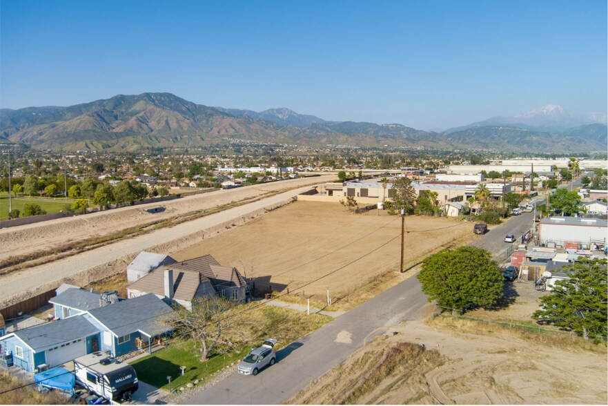 26970 Meines St, Highland, CA à louer - Photo de l’immeuble – Image 1 sur 7