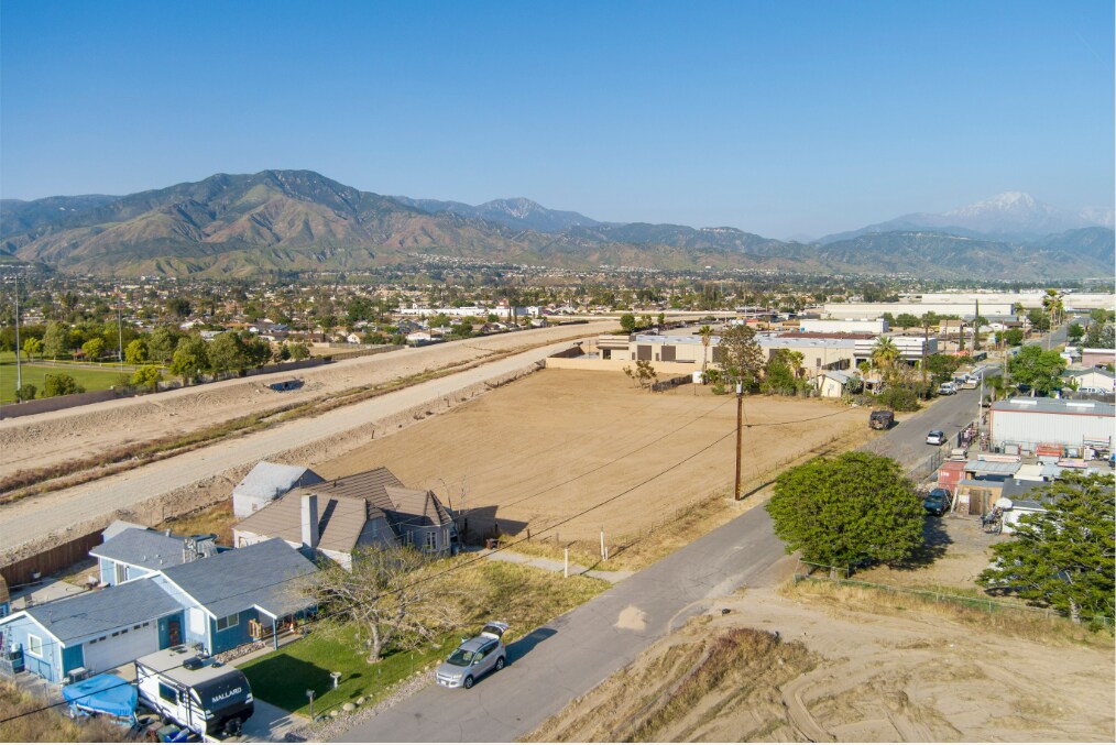 26970 Meines St, Highland, CA à louer Photo de l’immeuble– Image 1 sur 8