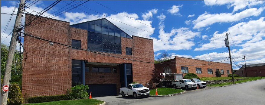 661 Hillside Rd, Pelham Manor, NY à vendre - Photo principale – Image 1 sur 3