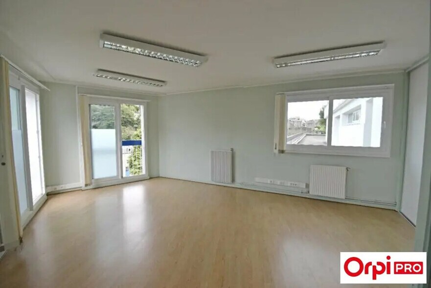 Bureau dans Saint-Brieuc à louer - Photo de l’immeuble – Image 3 sur 6