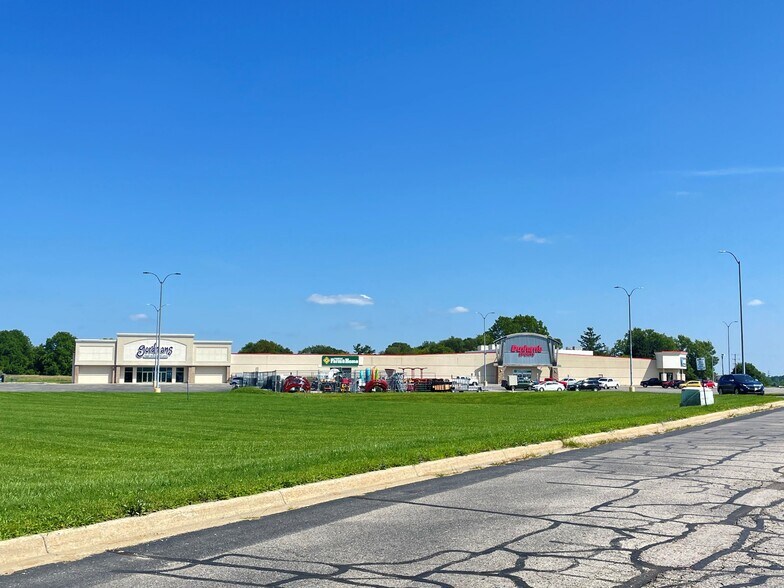 1658-- Lansing Rd, Charlotte, MI à louer - Photo de l’immeuble – Image 3 sur 7