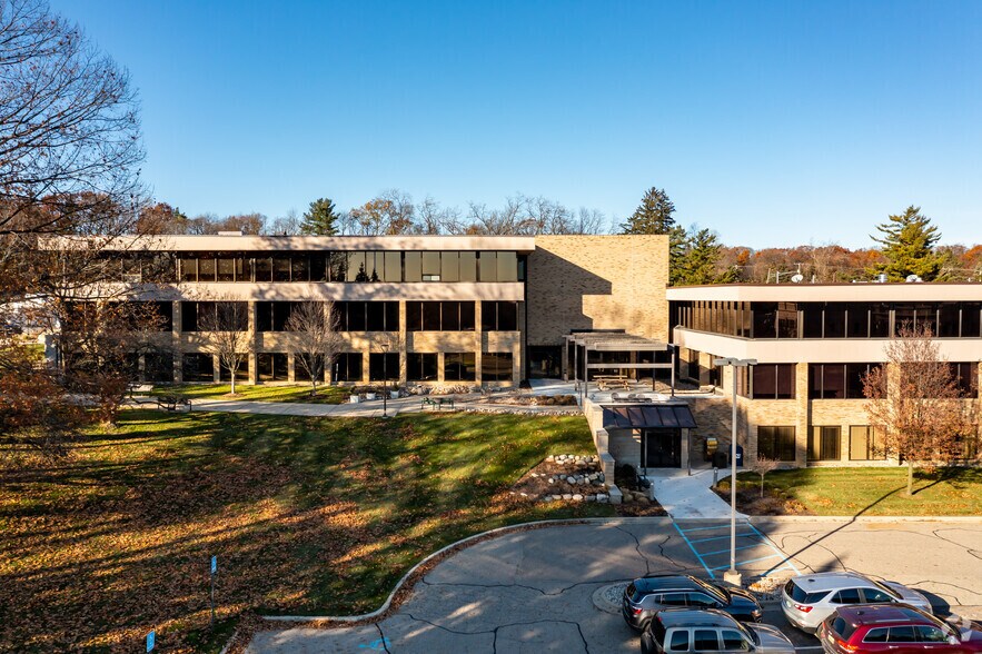 40701 Woodward Ave, Bloomfield Hills, MI à louer - Photo de l’immeuble – Image 2 sur 5