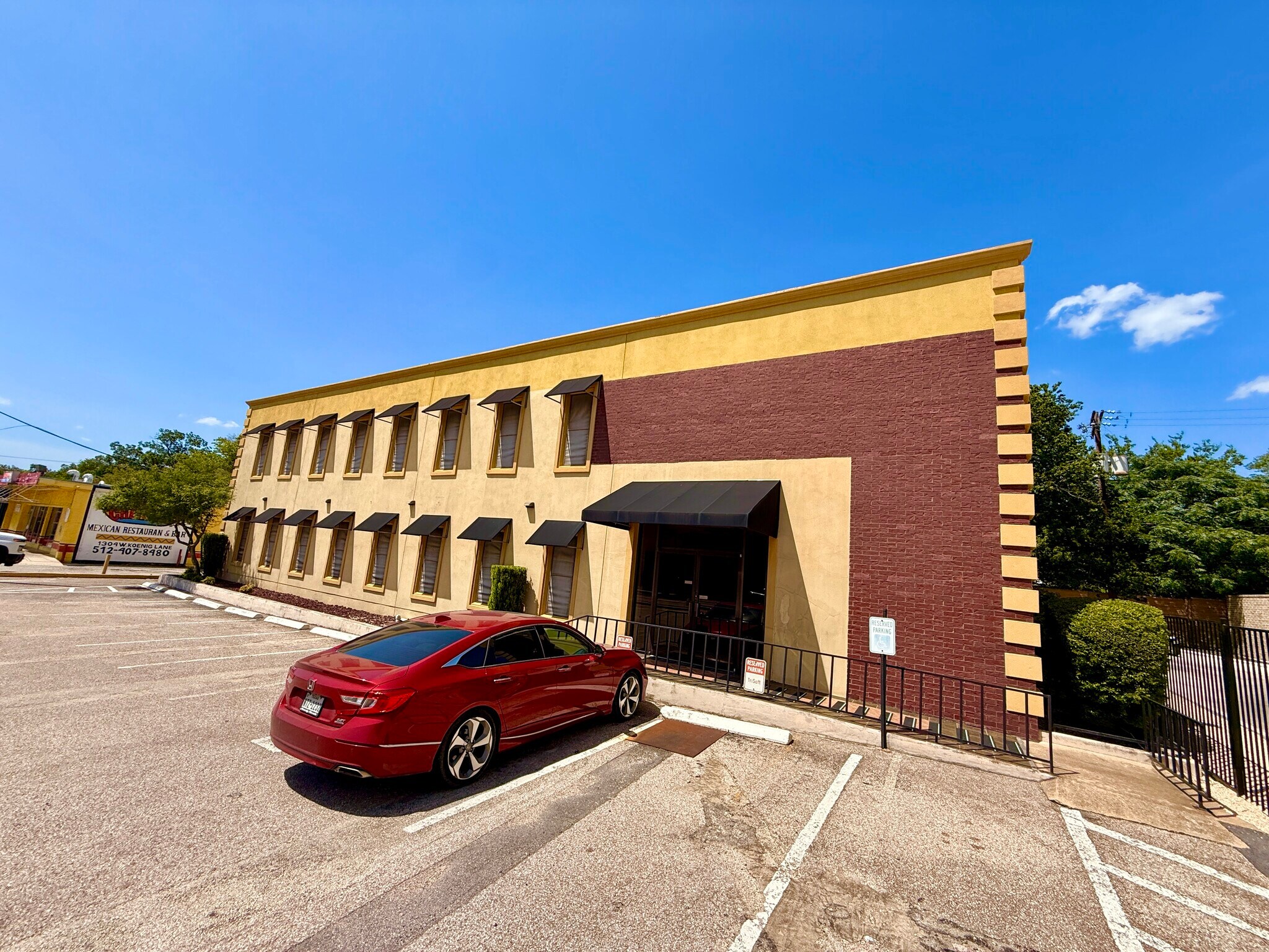 1300 W Koenig Ln, Austin, TX à louer Photo de l’immeuble– Image 1 sur 7