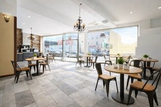 30-07 Astoria Blvd, Astoria, NY à louer Photo intérieure– Image 2 sur 4