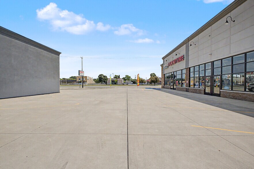 14222 Fort St, Southgate, MI à louer - Photo de l’immeuble – Image 3 sur 35