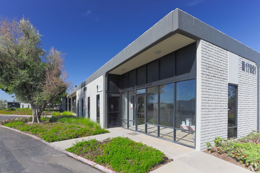 17931 Sky Park Cir, Irvine, CA à louer - Photo de l’immeuble – Image 2 sur 4