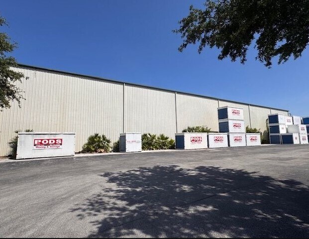 4050-4060 Louis Ave, Holiday, FL à louer Photo de l’immeuble– Image 1 sur 7