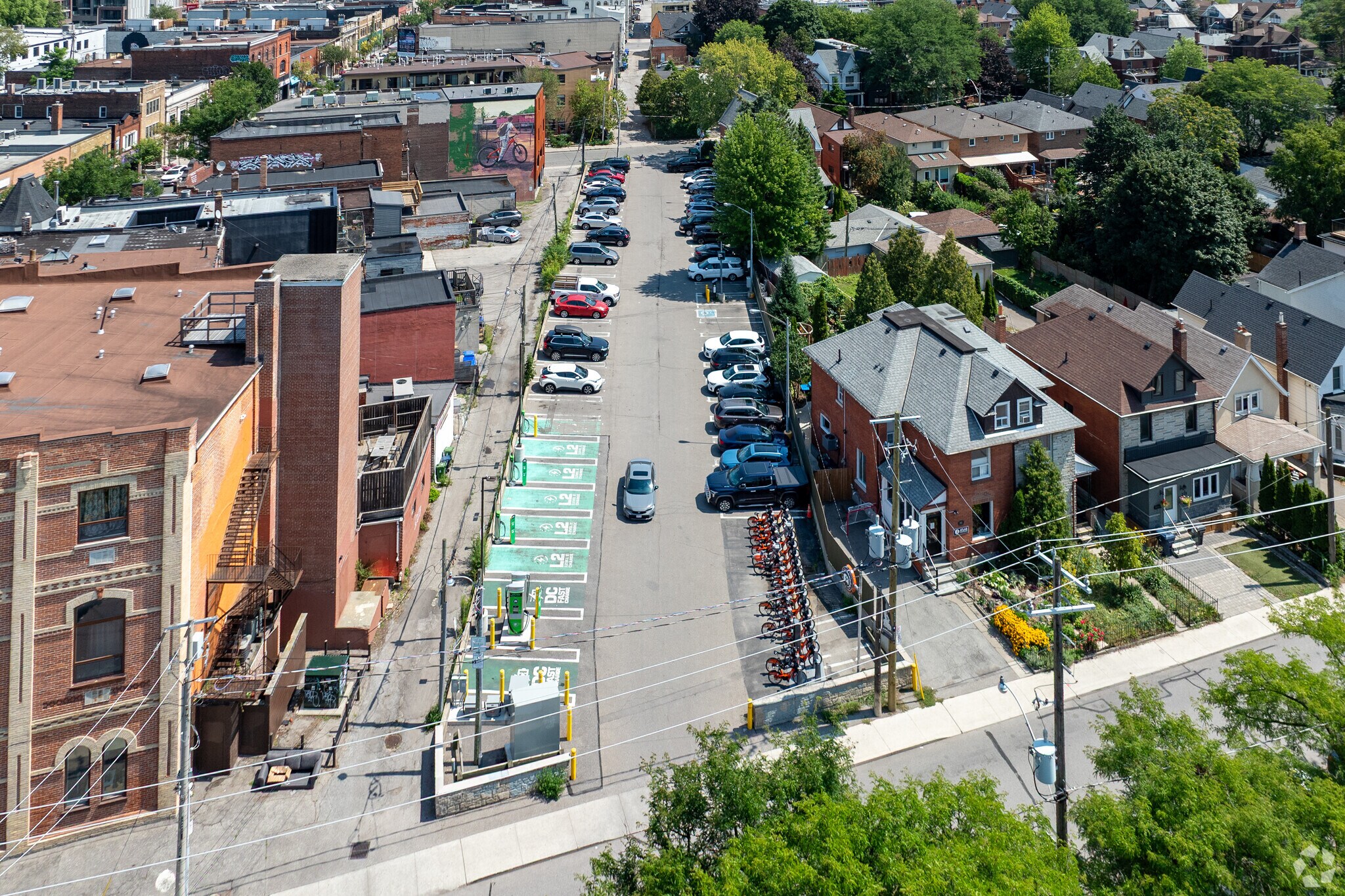 2975 Dundas St W, Toronto, ON à louer Photo principale– Image 1 sur 3