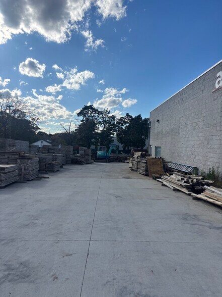 61 Brightside Ave, Central Islip, NY à vendre - Photo de l’immeuble – Image 2 sur 12