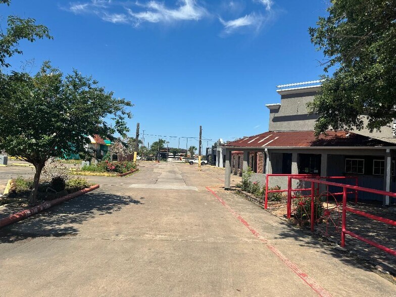 6915 Spencer Hwy, Pasadena, TX à louer - Photo de l’immeuble – Image 2 sur 27