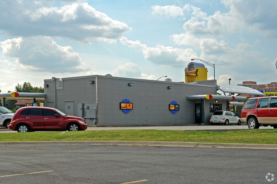 3015 Northwest Expy, Oklahoma City, OK à vendre - Photo de l’immeuble – Image 2 sur 2