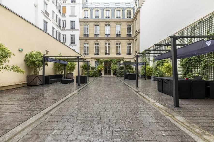 22 Rue D'Aumale, Paris à louer - Photo de l’immeuble – Image 2 sur 10