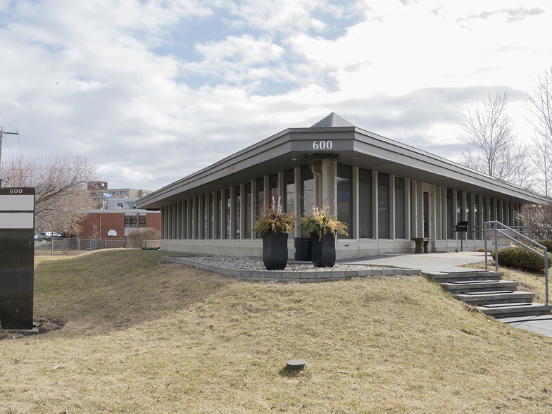 600 Rue Cardinal, Laval, QC à vendre - Photo principale – Image 1 sur 16
