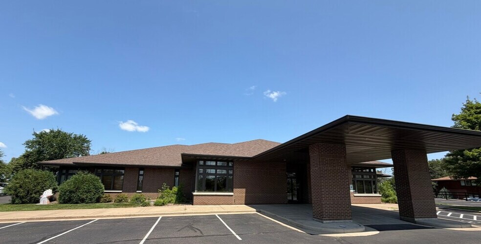1110 Oak Ridge Dr, Eau Claire, WI à vendre - Photo de l’immeuble – Image 2 sur 25