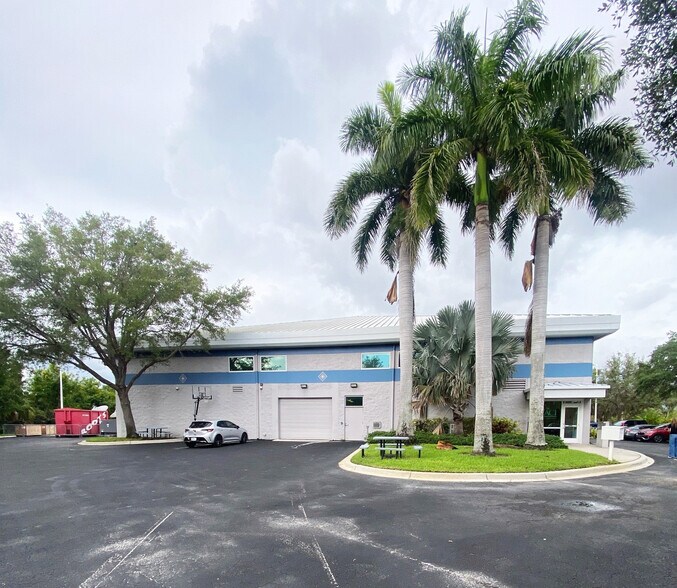 6851 Professional Pky W, Sarasota, FL à louer - Photo de l’immeuble – Image 2 sur 5