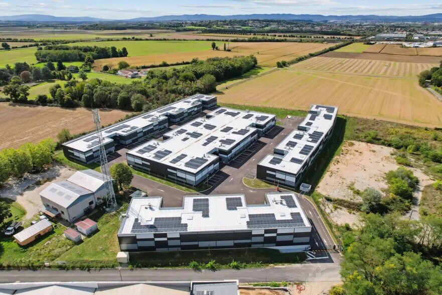 Local d’activités dans Janneyrias à louer - Photo de l’immeuble – Image 1 sur 8