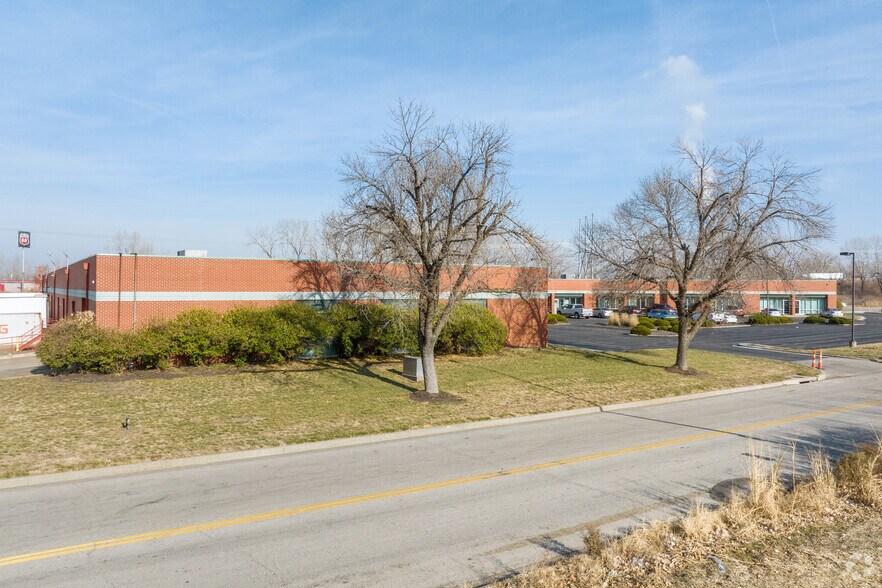 7050-7098 Universal Ave, Kansas City, MO à louer - Photo de l’immeuble – Image 3 sur 8