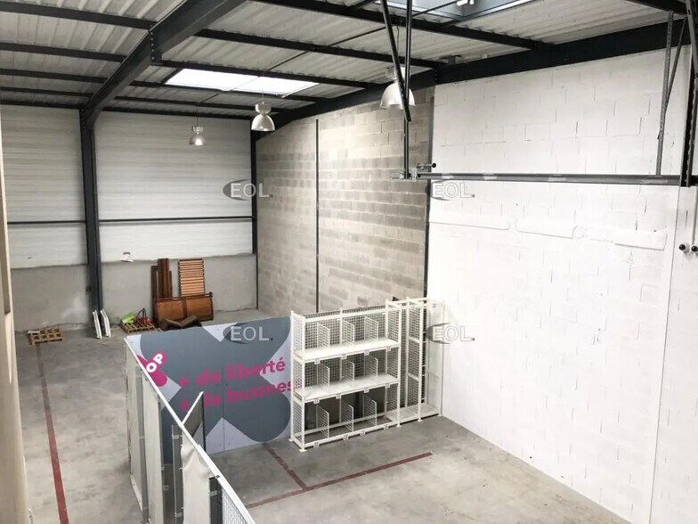 Local d’activités dans Mions à louer - Photo de l’immeuble – Image 3 sur 6