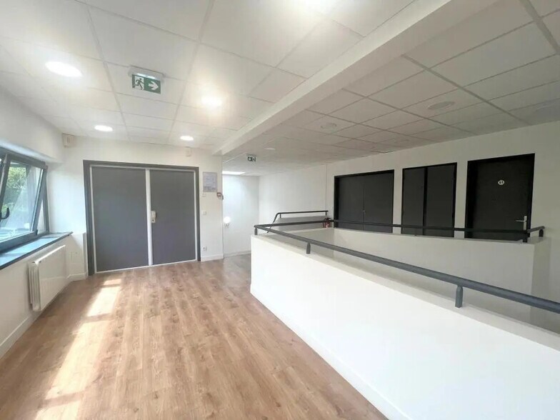 Bureau dans Plaisir à louer - Photo de l’immeuble – Image 2 sur 13