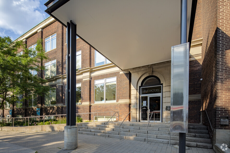 219 Dufferin St, Toronto, ON à louer - Photo de l’immeuble – Image 2 sur 9