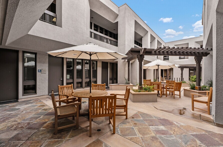 1101 Dove St, Newport Beach, CA à louer - Photo de l’immeuble – Image 3 sur 3