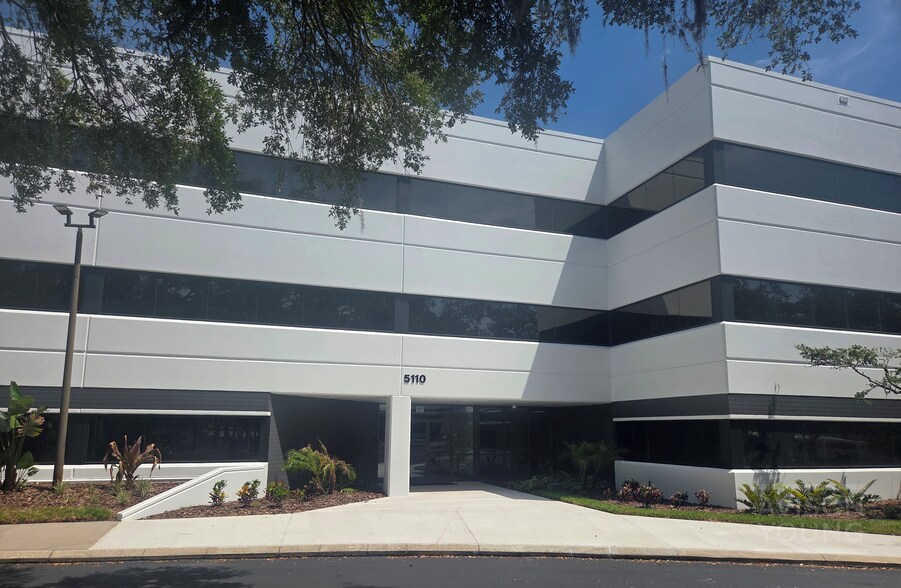 5110 Eisenhower Blvd, Tampa, FL à louer - Photo de l’immeuble – Image 2 sur 7