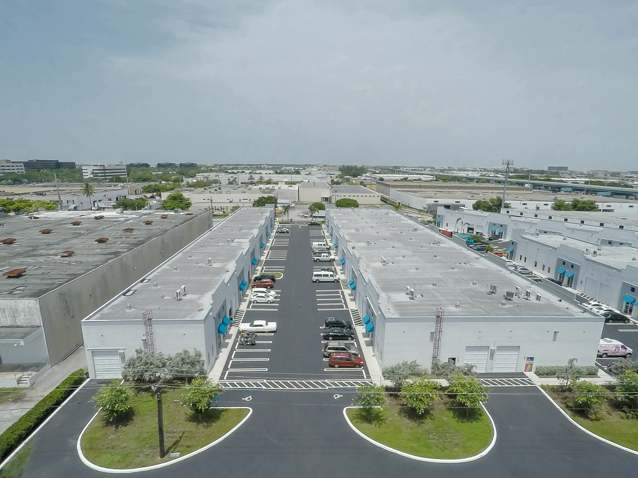 2355 NW 70th Ave, Doral, FL à louer Photo principale– Image 1 sur 13