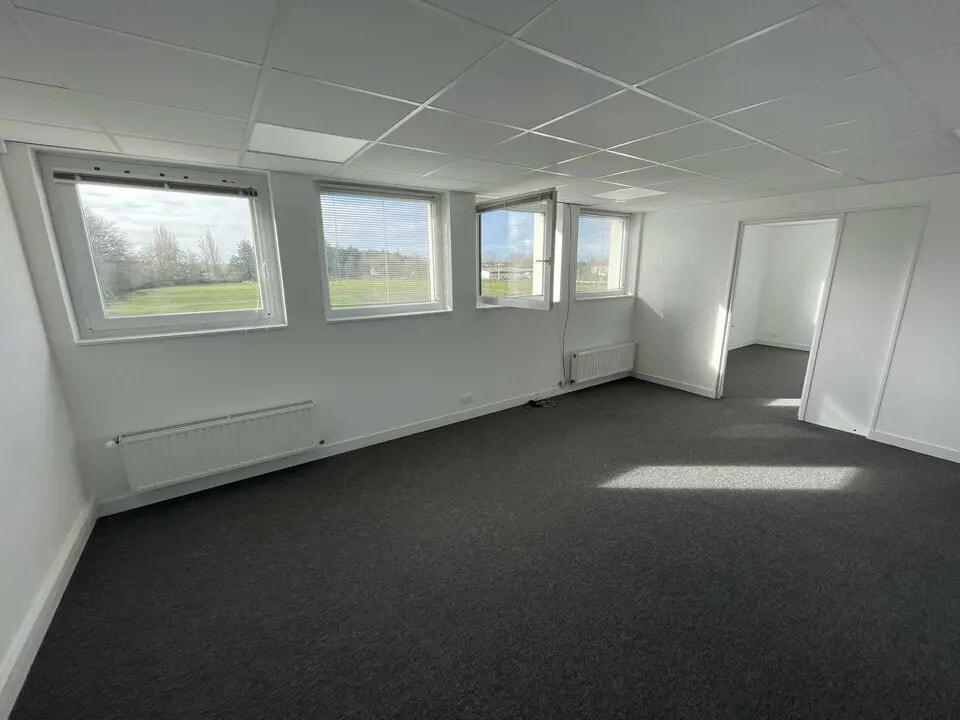 Bureau dans Verrières-en-Anjou à louer Photo intérieure– Image 1 sur 5