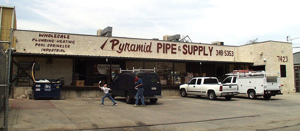 7423 Deering Ave, Canoga Park, CA à louer - Photo de l’immeuble – Image 3 sur 5