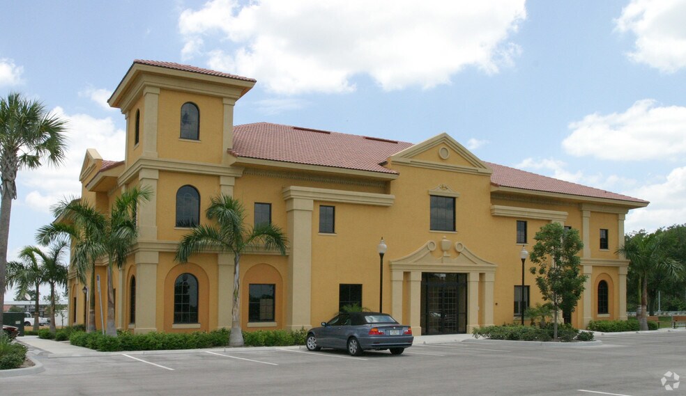 4522 Executive Dr, Naples, FL à vendre - Photo de l’immeuble – Image 2 sur 66