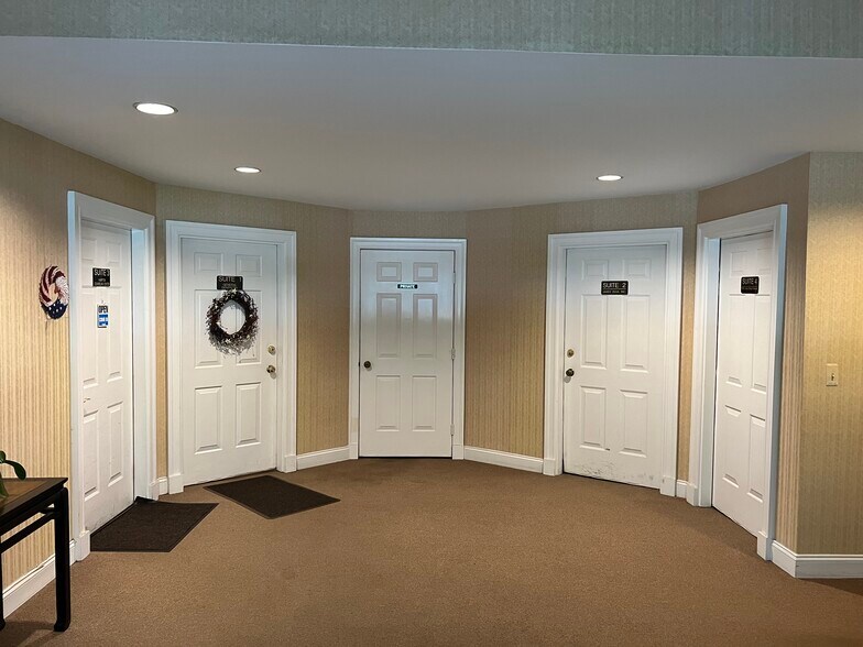 1-8 Manor Dr, Hampton, NJ à louer - Photo intérieure – Image 1 sur 15