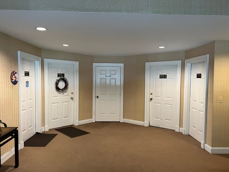 1-8 Manor Dr, Hampton, NJ à vendre - Photo principale – Image 1 sur 35