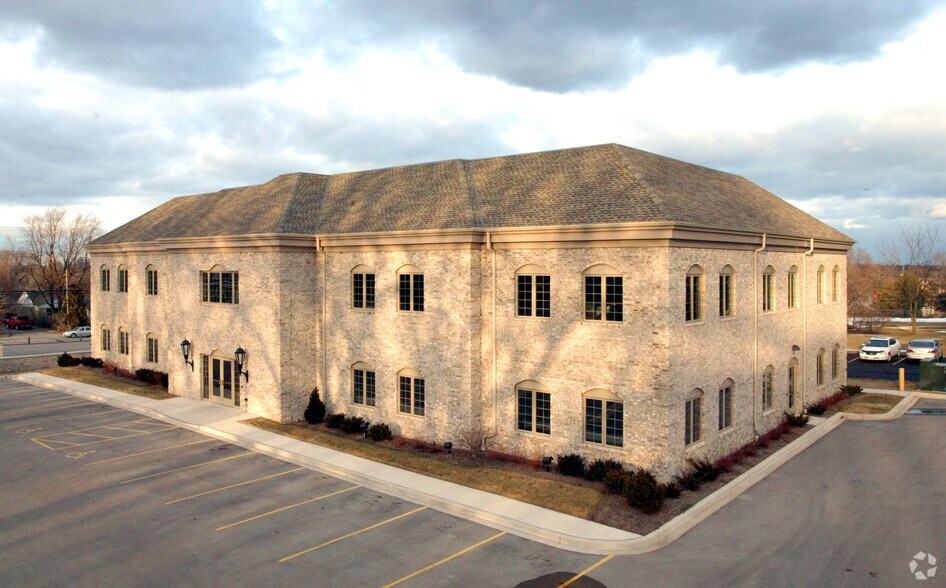 3033 W Layton Ave, Greenfield, WI à louer - Photo de l’immeuble – Image 2 sur 6