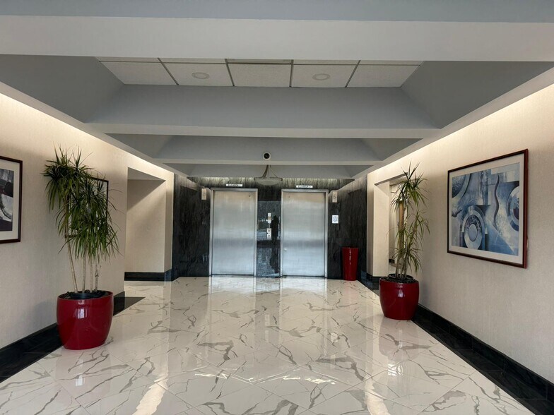 100 Davidson Ave, Somerset, NJ à louer - Hall d’entrée – Image 2 sur 10
