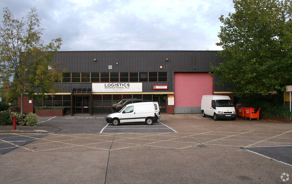 Lion Park Ave, Chessington à louer - Photo de l’immeuble – Image 2 sur 3
