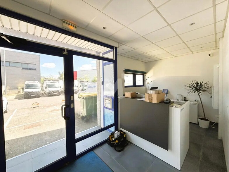 Local d'activités dans Sainte-Geneviève-des-Bois à vendre - Photo de l’immeuble – Image 2 sur 9