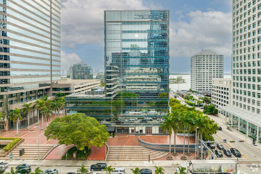 777 brickell Ave, Miami, FL à louer - Photo de l’immeuble – Image 3 sur 16