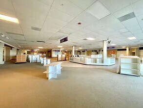 1658-- Lansing Rd, Charlotte, MI à louer Photo de l’immeuble– Image 2 sur 4