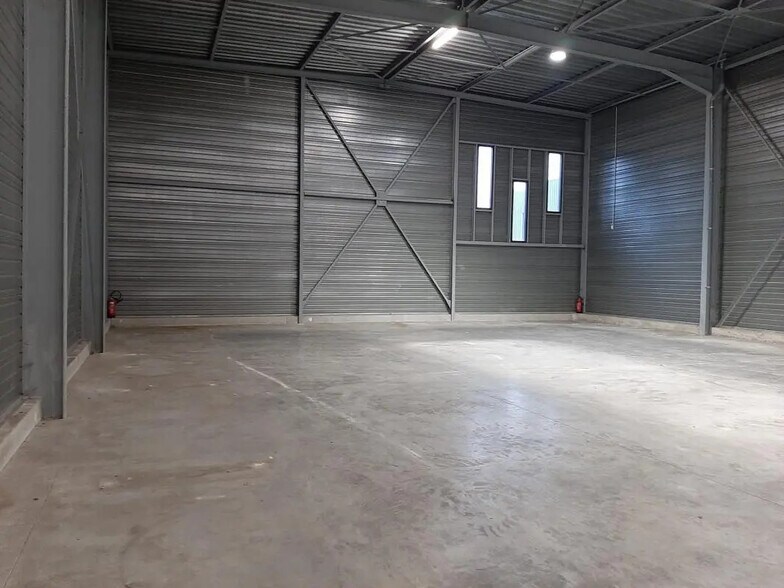 Local d’activités dans Semoy à louer - Photo de l’immeuble – Image 1 sur 4