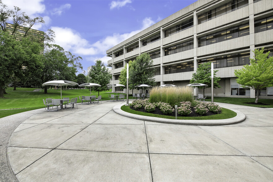 20500 Civic Center Dr, Southfield, MI à vendre - Photo de l’immeuble – Image 3 sur 18