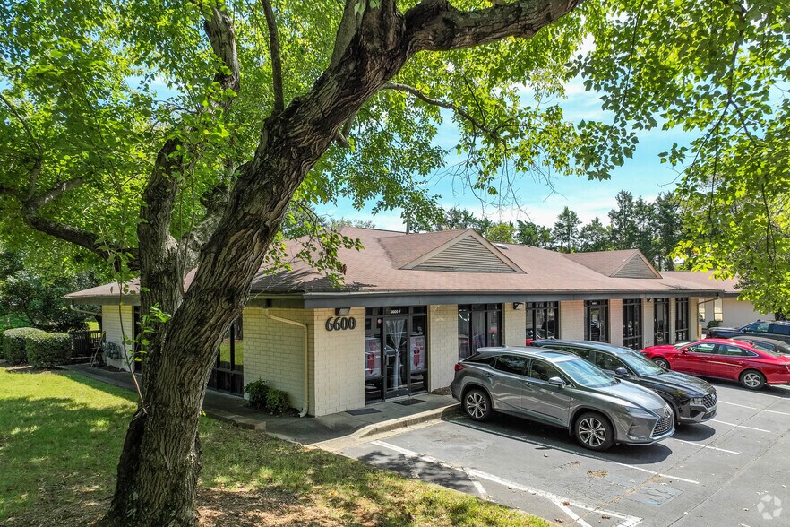 6600 E W T Harris Blvd, Charlotte, NC à louer - Photo principale – Image 1 sur 14