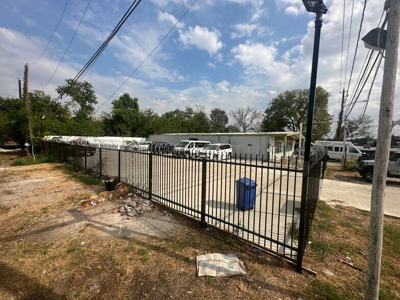 8212 Jensen Dr, Houston, TX à vendre - Photo de l’immeuble – Image 3 sur 5