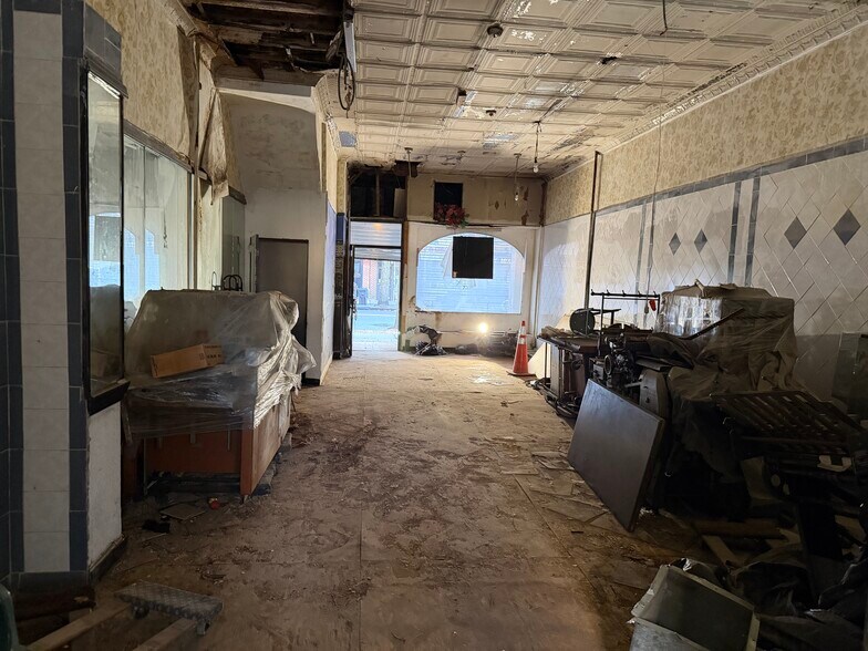 2566 Steinway St, Astoria, NY à vendre - Photo de l’immeuble – Image 2 sur 5