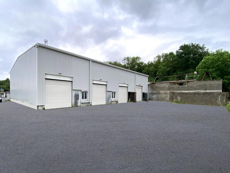 Local d'activités dans Saint-Genis-Laval à vendre - Photo de l’immeuble – Image 1 sur 3