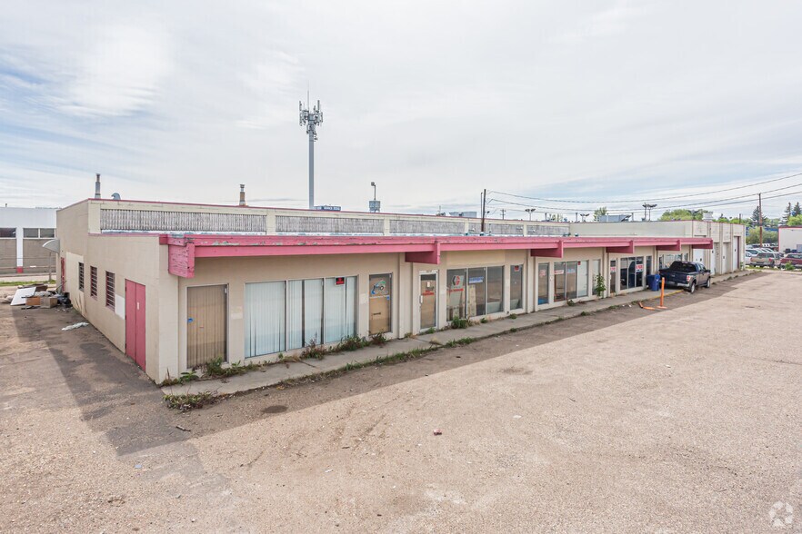 10323 65th Ave NW, Edmonton, AB à louer - Photo de l’immeuble – Image 3 sur 4