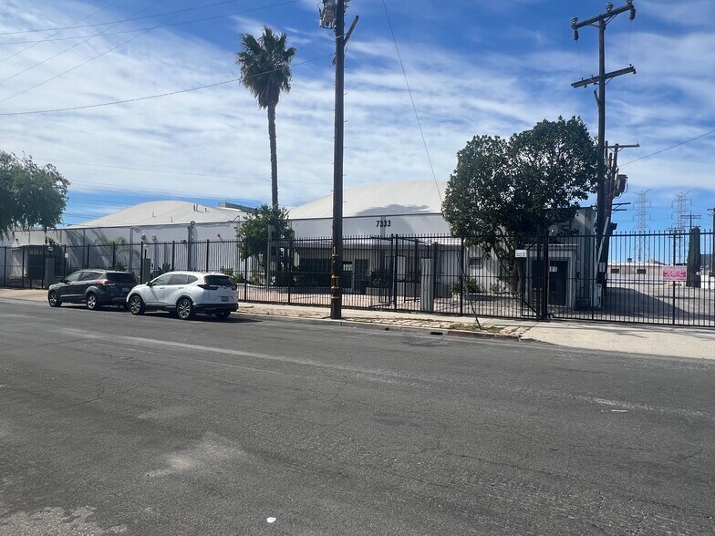 7333 Radford Ave, North Hollywood, CA à vendre - Photo de l’immeuble – Image 2 sur 12
